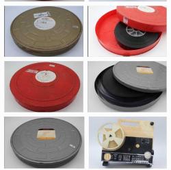 Makaralı Film Makinesi ve dört adet kutusunda filmler. Makine 29 x 24 cm.ölçülerinde ki  özel çantasında,  filmler 38 cm. Çapında özel teneke ve plastik kutularında.