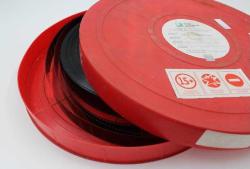 Makaralı Film Makinesi ve dört adet kutusunda filmler. Makine 29 x 24 cm.ölçülerinde ki  özel çantasında,  filmler 38 cm. Çapında özel teneke ve plastik kutularında.