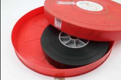 Makaralı Film Makinesi ve dört adet kutusunda filmler. Makine 29 x 24 cm.ölçülerinde ki  özel çantasında,  filmler 38 cm. Çapında özel teneke ve plastik kutularında.