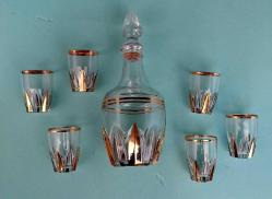 Likör Takımı,  Fransız İmalâtı Altın vermeyli cam Likör takımı, Bardakları hepsinin altında MM ve ters C ve Rakam soğuk damga vardır.  Karaf'ta ağız kısmın da kırık var. 6 adet bardağı ile..Karaf tıpa ile 22 cm. Bardaklar 6 cm..