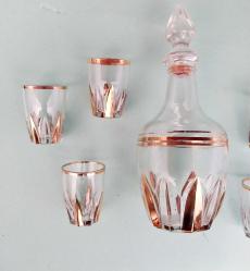 Likör Takımı,  Fransız İmalâtı Altın vermeyli cam Likör takımı, Bardakları hepsinin altında MM ve ters C ve Rakam soğuk damga vardır.  Karaf'ta ağız kısmın da kırık var. 6 adet bardağı ile..Karaf tıpa ile 22 cm. Bardaklar 6 cm..