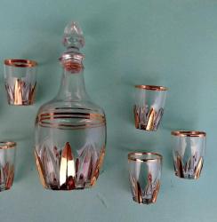 Likör Takımı,  Fransız İmalâtı Altın vermeyli cam Likör takımı, Bardakları hepsinin altında MM ve ters C ve Rakam soğuk damga vardır.  Karaf'ta ağız kısmın da kırık var. 6 adet bardağı ile..Karaf tıpa ile 22 cm. Bardaklar 6 cm..