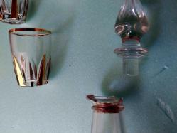 Likör Takımı,  Fransız İmalâtı Altın vermeyli cam Likör takımı, Bardakları hepsinin altında MM ve ters C ve Rakam soğuk damga vardır.  Karaf'ta ağız kısmın da kırık var. 6 adet bardağı ile..Karaf tıpa ile 22 cm. Bardaklar 6 cm..