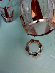 Likör Takımı,  Fransız İmalâtı Altın vermeyli cam Likör takımı, Bardakları hepsinin altında MM ve ters C ve Rakam soğuk damga vardır.  Karaf'ta ağız kısmın da kırık var. 6 adet bardağı ile..Karaf tıpa ile 22 cm. Bardaklar 6 cm..