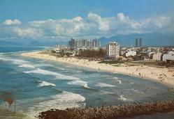 ŞEHİR KARTPOSTALI-BREZİLYA/RIO DE JANEIRO ŞEHRİN KUMSALIN VE DENİZİN YUKARIDAN GÜNDÜZ GÖRÜNTÜSÜ,ARKASINA YAZILMAMIŞ,RENKLİ, 11 X 15 CM EBADINDA - 1950'LER, 1960'LAR, 1970'LER, 1980'LER