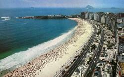 ŞEHİR KARTPOSTALI-BREZİLYA/RIO DE JANEIRO COPACABANA KUMSALININ VE DENİZİN YUKARIDAN GÜNDÜZ GÖRÜNTÜSÜ,ARKASINA YAZILMIŞ,RENKLİ, 11 X 15 CM EBADINDA - 1950'LER, 1960'LAR, 1970'LER, 1980'LER