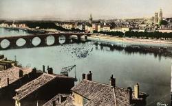 ŞEHİR KARTPOSTALI-FRANSA/MACON DENİZ TAŞ KÖPRÜ VE ŞEHRİN GÜNDÜZ GÖRÜNTÜSÜ,ARKASINA YAZILMIŞ,PULLU,RENKLİ, 11 X 15 CM EBADINDA - 1950'LER, 1960'LAR, 1970'LER, 1980'LER