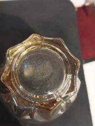 Likör Takımı,  Fransız İmalâtı Altın vermeyli cam Likör takımı, Bardakları hepsinin altında MM ve ters C ve Rakam soğuk damga vardır.  Karaf'ta ağız kısmın da kırık var. 6 adet bardağı ile..Karaf tıpa ile 22 cm. Bardaklar 6 cm..