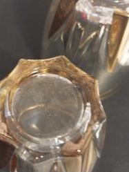 Likör Takımı,  Fransız İmalâtı Altın vermeyli cam Likör takımı, Bardakları hepsinin altında MM ve ters C ve Rakam soğuk damga vardır.  Karaf'ta ağız kısmın da kırık var. 6 adet bardağı ile..Karaf tıpa ile 22 cm. Bardaklar 6 cm..