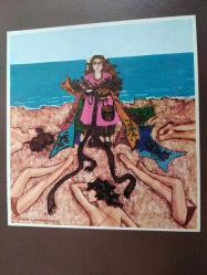 SANAT KARTPOSTALI-GÜLSÜN KARAMUSTAFA TARAFINDAN ÇİZİLMİŞ TATİL KÖYLÜSÜ RESMİ,KAPAKLI,İÇ KISMINA YAZILMAMIŞ,RENKLİ, 12 X 17 CM EBADINDA