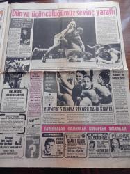 Günaydın Gazetesi - 3 Eylül 1974 - Serbest Güreş Milli Takımımız Dünya Üçüncüsü - Fenerbahçe Romen Milli Takımı İle Karşılaşacak - Tanju Okan Çarptığı Faytonda Ölen Atı Sahibinden Satın Aldı - Kıbrıs'ta Rum Vahşeti Birleşmiş Milletler Askerlerini Bile Dehşet İçinde Bıraktı - Başbakan Bülent Ecevit Kıbrıs'da Zulmü Yendik Türkiye'de de Yoksulluğu Yeneceğiz - Necmettin Erbakan Fantom Pilotu Oldu - Jim Maykıl Felaket Meleği - Kara Murat Fatih'in Fedaisi - Kanserden En Fazla Kadınlar Ölüyor