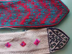 YÜN ÇORAP, EL İŞİ YAPAĞI ÇORAP, KÖK BOYA SÜSLEMELİ.