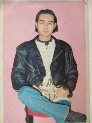 SERDAR ORTAÇ KARTPOSTALI,ARKASINA YAZILMAMIŞ,RENKLİ, 11,5 X 16 CM EBADINDA