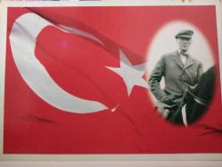 ULU ÖNDER MUSTAFA KEMAL ATATÜRK VE TÜRK BAYRAĞI KARTPOSTALI,ARKASINA YAZILMAMIŞ,RENKLİ, 11,5 X 16 CM EBADINDA