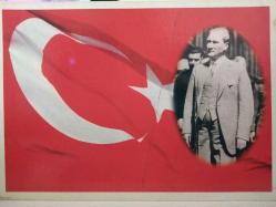 ULU ÖNDER MUSTAFA KEMAL ATATÜRK VE TÜRK BAYRAĞI KARTPOSTALI,ARKASINA YAZILMAMIŞ,RENKLİ, 11,5 X 16 CM EBADINDA