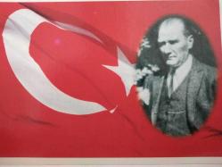 ULU ÖNDER MUSTAFA KEMAL ATATÜRK VE TÜRK BAYRAĞI KARTPOSTALI,ARKASINA YAZILMAMIŞ,RENKLİ, 11,5 X 16 CM EBADINDA