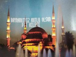 CAMİ MİMARELERİ ARASINA YAZILMIŞ ''BAYRAMINIZ KUTLU OLSUN PTT AİLESİ'' GÖRÜNTÜSÜ KARTPOSTALI,ARKASINA YAZILMAMIŞ,RENKLİ, 11,5 X 16 CM EBADINDA