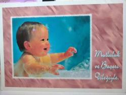 ÜSTÜNDE ''MUTLULUK VE BAŞARI DİLEĞİYLE'' YAZAN TATLI BEBEK KARTPOSTALI,ARKASINA YAZILMAMIŞ,RENKLİ, 11,5 X 16 CM EBADINDA
