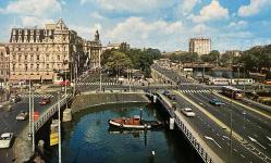 ŞEHİR KARTPOSTALI-HOLLANDA/AMSTERDAM NEHİR ŞEHİR VE YOLLARIN GÜNDÜZ GÖRÜNTÜSÜ,PULLU,ARKASINA YAZILMIŞ,RENKLİ, 11 X 15 CM EBADINDA - 1950'LER, 1960'LAR, 1970'LER, 1980'LER