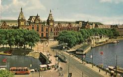 ŞEHİR KARTPOSTALI-HOLLANDA/AMSTERDAM MERKEZİ İSTASYONUN GÜNDÜZ GÖRÜNTÜSÜ,PULLU,ARKASINA YAZILMIŞ,RENKLİ, 11 X 15 CM EBADINDA - 1950'LER, 1960'LAR, 1970'LER, 1980'LER