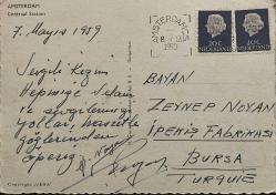 ŞEHİR KARTPOSTALI-HOLLANDA/AMSTERDAM MERKEZİ İSTASYONUN GÜNDÜZ GÖRÜNTÜSÜ,PULLU,ARKASINA YAZILMIŞ,RENKLİ, 11 X 15 CM EBADINDA - 1950'LER, 1960'LAR, 1970'LER, 1980'LER