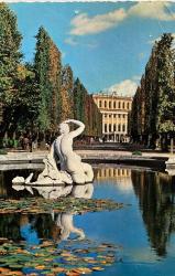 ŞEHİR KARTPOSTALI-AVUSTURYA/VİYANA SCHÖNBRUNN KALESİ VE BAHÇESİNDEKİ HAVUZUN GÜNDÜZ GÖRÜNTÜSÜ,PULLU,ARKASINA YAZILMIŞ,RENKLİ, 11 X 15 CM EBADINDA - 1950'LER, 1960'LAR, 1970'LER, 1980'LER