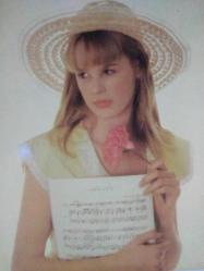 ELİNDE NOTA DEFTERİ BULUNAN SARIŞIN KADIN KARTPOSTALI,ARKASINA YAZILMAMIŞ,RENKLİ, 11 X 15 CM EBADINDA