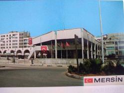 ÖNÜNDE TARİHİ CAMİ VE ARKASINDA MERSİN SOKAKLARININ BULUNDUĞU ŞEHİR KARTPOSTALI,İÇ KISMINA YAZILMIŞ,KAPAKLI,RENKLİ, 11 X 15 CM EBADINDA