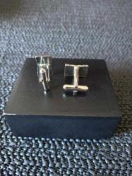 SADE ve ŞIK BİR ÇİFT KOL DÜĞMESİ.