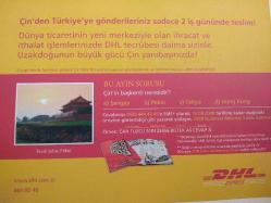 ÜSTÜNDE ''ÇİN YANIBAŞINIZDA'' YAZAN GELENEKSEL ÇİN MİMARİ YAPISI KIZ KULESİ VE RENGARENK YELPAZELER KARTPOSTALI,ARKASINA YAZILMAMIŞ,RENKLİ, 13 X 18 CM EBADINDA