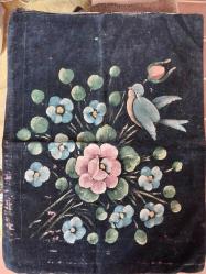 El İşi dekorluk,Siyah Kadife üzeri yağlı boya süslemeli, ister yastık kılıfı, ister çerçeveleyip duvara asmalık el emeği göz nuru..  Sıfır ürün. Çok eskiden kalma.