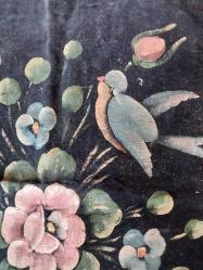 El İşi dekorluk,Siyah Kadife üzeri yağlı boya süslemeli, ister yastık kılıfı, ister çerçeveleyip duvara asmalık el emeği göz nuru..  Sıfır ürün. Çok eskiden kalma.