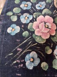 El İşi dekorluk,Siyah Kadife üzeri yağlı boya süslemeli, ister yastık kılıfı, ister çerçeveleyip duvara asmalık el emeği göz nuru..  Sıfır ürün. Çok eskiden kalma.