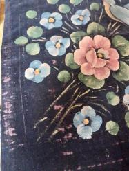 El İşi dekorluk,Siyah Kadife üzeri yağlı boya süslemeli, ister yastık kılıfı, ister çerçeveleyip duvara asmalık el emeği göz nuru..  Sıfır ürün. Çok eskiden kalma.