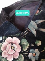 El İşi dekorluk,Siyah Kadife üzeri yağlı boya süslemeli, ister yastık kılıfı, ister çerçeveleyip duvara asmalık el emeği göz nuru..  Sıfır ürün. Çok eskiden kalma.