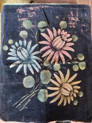 El İşi dekorluk,Siyah Kadife üzeri yağlı boya süslemeli, ister yastık kılıfı, ister çerçeveleyip duvara asmalık el emeği göz nuru.. Çok eskiden kalma.