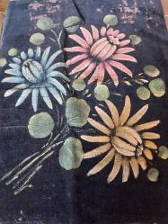 El İşi dekorluk,Siyah Kadife üzeri yağlı boya süslemeli, ister yastık kılıfı, ister çerçeveleyip duvara asmalık el emeği göz nuru.. Çok eskiden kalma.