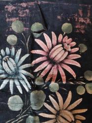 El İşi dekorluk,Siyah Kadife üzeri yağlı boya süslemeli, ister yastık kılıfı, ister çerçeveleyip duvara asmalık el emeği göz nuru.. Çok eskiden kalma.