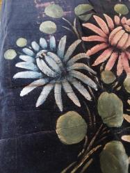 El İşi dekorluk,Siyah Kadife üzeri yağlı boya süslemeli, ister yastık kılıfı, ister çerçeveleyip duvara asmalık el emeği göz nuru.. Çok eskiden kalma.