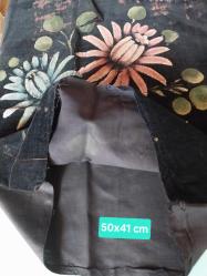 El İşi dekorluk,Siyah Kadife üzeri yağlı boya süslemeli, ister yastık kılıfı, ister çerçeveleyip duvara asmalık el emeği göz nuru.. Çok eskiden kalma.