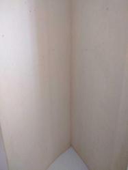 SANAT KARTPOSTALI-NEDİM GÜNSÜR TARAFINDAN ÇİZİLMİŞ GURBETÇİLER RESMİ,İÇ KISMINA YAZILMAMIŞ,KAPAKLI,RENKLİ, 9 X 24 CM EBADINDA