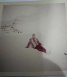 KAR İÇİNDE POZ VEREN ADAM KARTPOSTALI,ARKASINA YAZILMIŞ,SİYAH BEYAZ, 6 X 6 CM EBADINDA