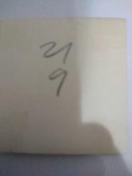 KAR İÇİNDE POZ VEREN ADAM KARTPOSTALI,ARKASINA YAZILMIŞ,SİYAH BEYAZ, 6 X 6 CM EBADINDA