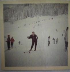 KAR İÇİNDE POZ VEREN KADIN KARTPOSTALI,ARKASINA YAZILMIŞ,SİYAH BEYAZ, 6 X 6 CM EBADINDA