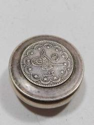 K94---SULTAN REŞAT OSMANLI GÜMÜŞ PARA DEKORLU AVRUPA ÜRETİMİ GÜMÜŞ ENFİYE KUTUSU