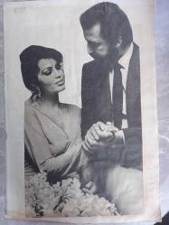 Türkan Şoray ile Cihan Ünal  Çeşitli Gazete Dergi ve Haber Sayfalarından kesilmiş 3 adet fotoğraflı 20*30cm ebadında arkalı önlü boş kağıda yapıştırılmıştır.