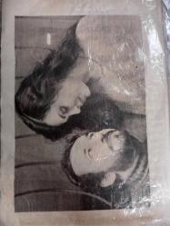 Türkan Şoray ile Cihan Ünal  Çeşitli Gazete Dergi ve Haber Sayfalarından kesilmiş 4  adet fotoğraflı 20*30cm ebadında arkalı önlü boş kağıda yapıştırılmıştır.