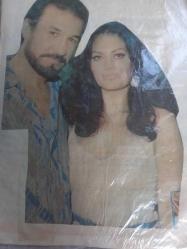 Türkan Şoray ile Cihan Ünal  Çeşitli Gazete Dergi ve Haber Sayfalarından kesilmiş 4 adet fotoğraflı 20*30cm ebadında arkalı önlü boş kağıda yapıştırılmıştır.