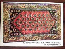 HEDİYE KARTPOSTALI, SARI SİYAH VE KIRMIZI TONLARINDA OSMANLI DÖNEMİ TÜRK HALI KİLİM DESENLERİ MOTİFİ, ''HZ. MUHAMMED'İN SÖZÜNÜN'' YAZILI OLDUĞU BİR NOT İLE, ARKASI YAZILMAMIŞ, RENKLİ, 10 X 14 CM EBADINDA