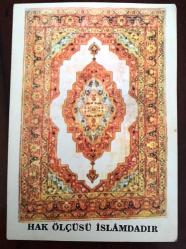 HEDİYE KARTPOSTALI, TURUNCU VE SARI TONLARINDA OSMANLI DÖNEMİ TÜRK HALI KİLİM DESENLERİ MOTİFİ, ''HAK ÖLÇÜSÜ İSLAMINDIR'' YAZILI OLDUĞU BİR NOT İLE, ARKASI YAZILMAMIŞ, RENKLİ, 10 X 14 CM EBADINDA